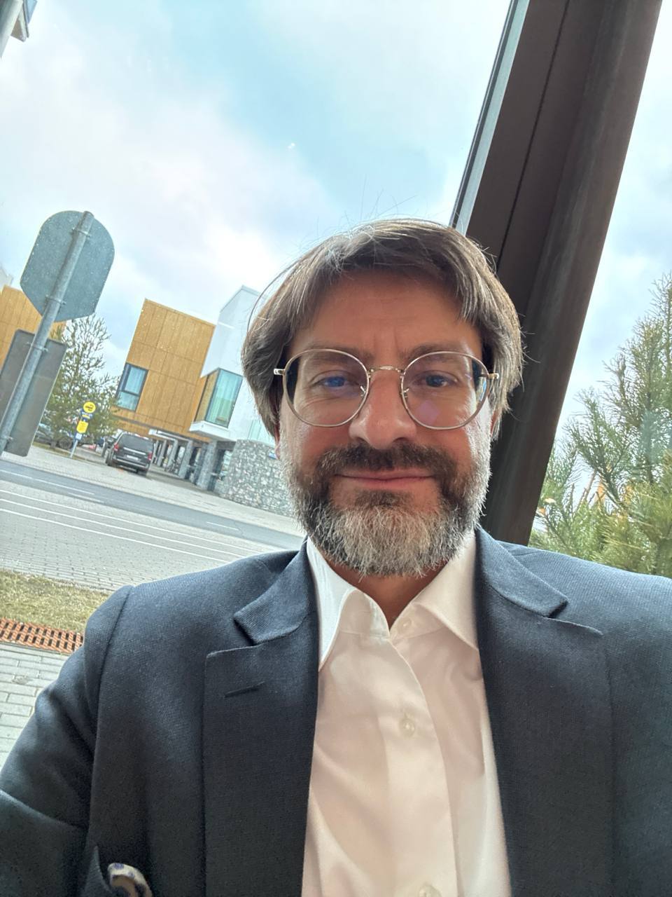 ▶️ Сколково так и манит, многие говорят, что выйти из секты Сколково нереально. Подтверждаю сей факт.
Нахожусь на территории Технопарка и в 15 | Сетка — социальная сеть от hh.ru