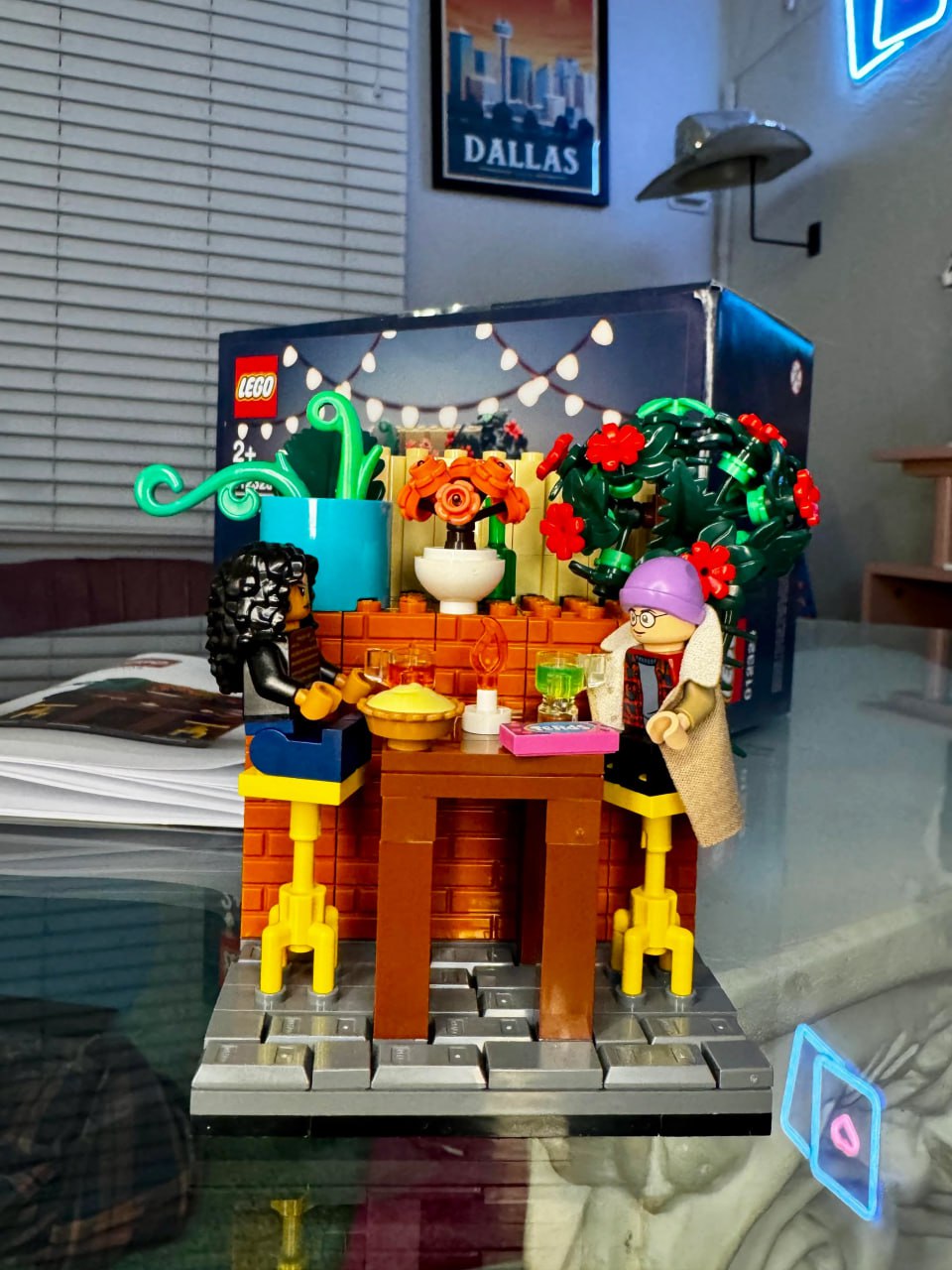 Круть: чувак подарил своей девушке на годовщину Lego со сценой их первого свидания! Парень разработал набор и инструкции с помощью Lego Studio, а детали заказал на Bricklink | Сетка — социальная сеть от hh.ru