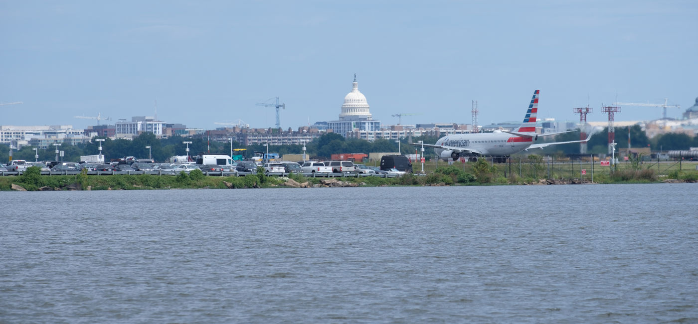 Washington’s Reagan Airport Reopens Following Deadly Passenger Plane Crash
Ronald Reagan Washington National Airport (DCA) resumed flight operations one day after an American Airlines regional jet col... | Сетка — социальная сеть от hh.ru