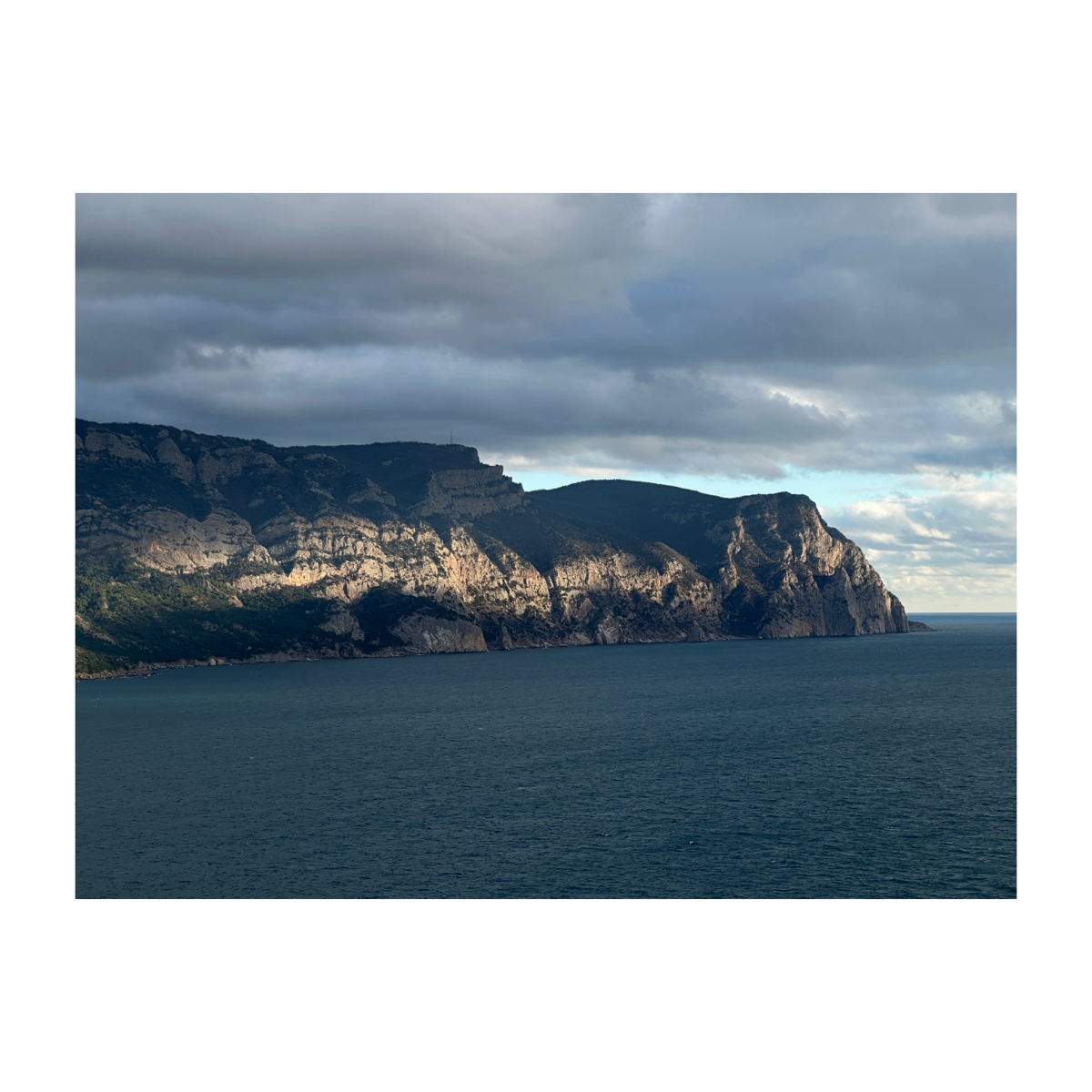 Горы и море. Не смогу насмотреться, кажется, никогда. Море и горы. Лучшее в мире сочетание. Даже не верится, что с этими пейзажами прошло детство | Сетка — социальная сеть от hh.ru