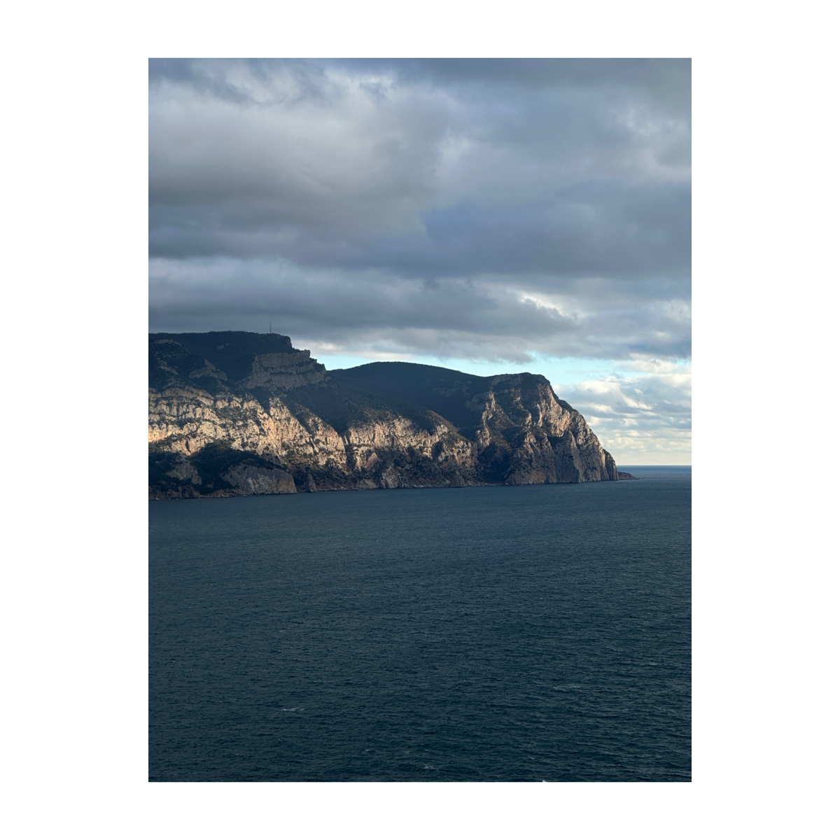 Горы и море. Не смогу насмотреться, кажется, никогда. Море и горы. Лучшее в мире сочетание. Даже не верится, что с этими пейзажами прошло детство | Сетка — социальная сеть от hh.ru