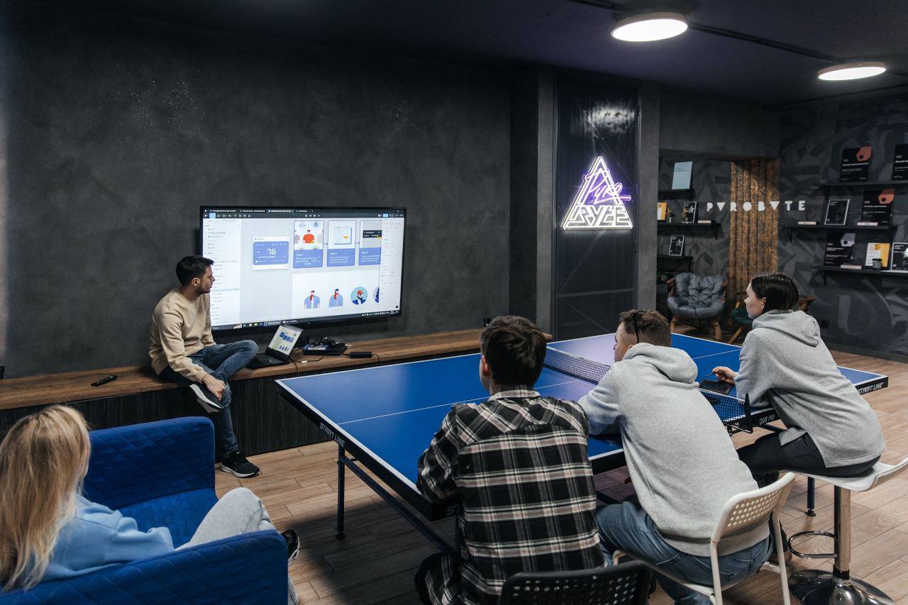 Внутренняя приемка дизайн концепции
Перед презентацией дизайн концепции проекта заказчику мы проводим в студии репитицию — внутреннюю приемку дизайна. Проводит её менеджер проекта | Сетка — социальная сеть от hh.ru