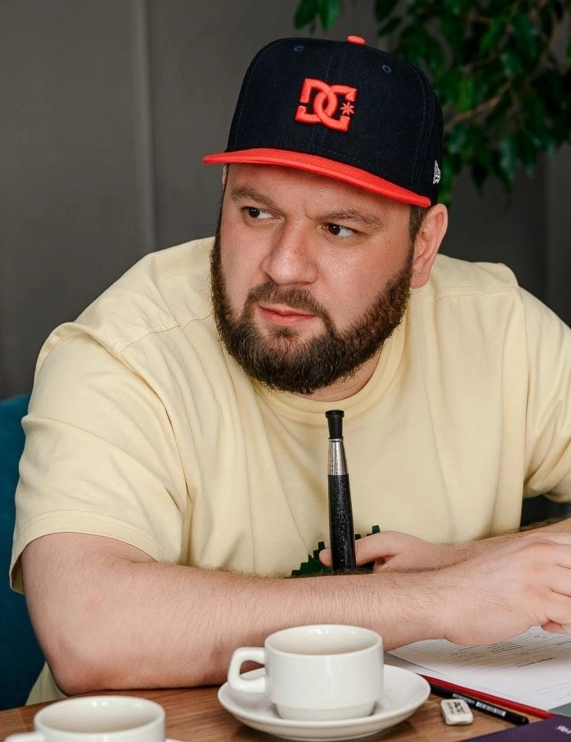 Знакомимся, друзья.  
Кто я?
Владимир Назаров, 34 года, Екатеринбург  
Основатель агентства поискового маркетинга Head Promo – это мой основной бизнес | Сетка — социальная сеть от hh.ru