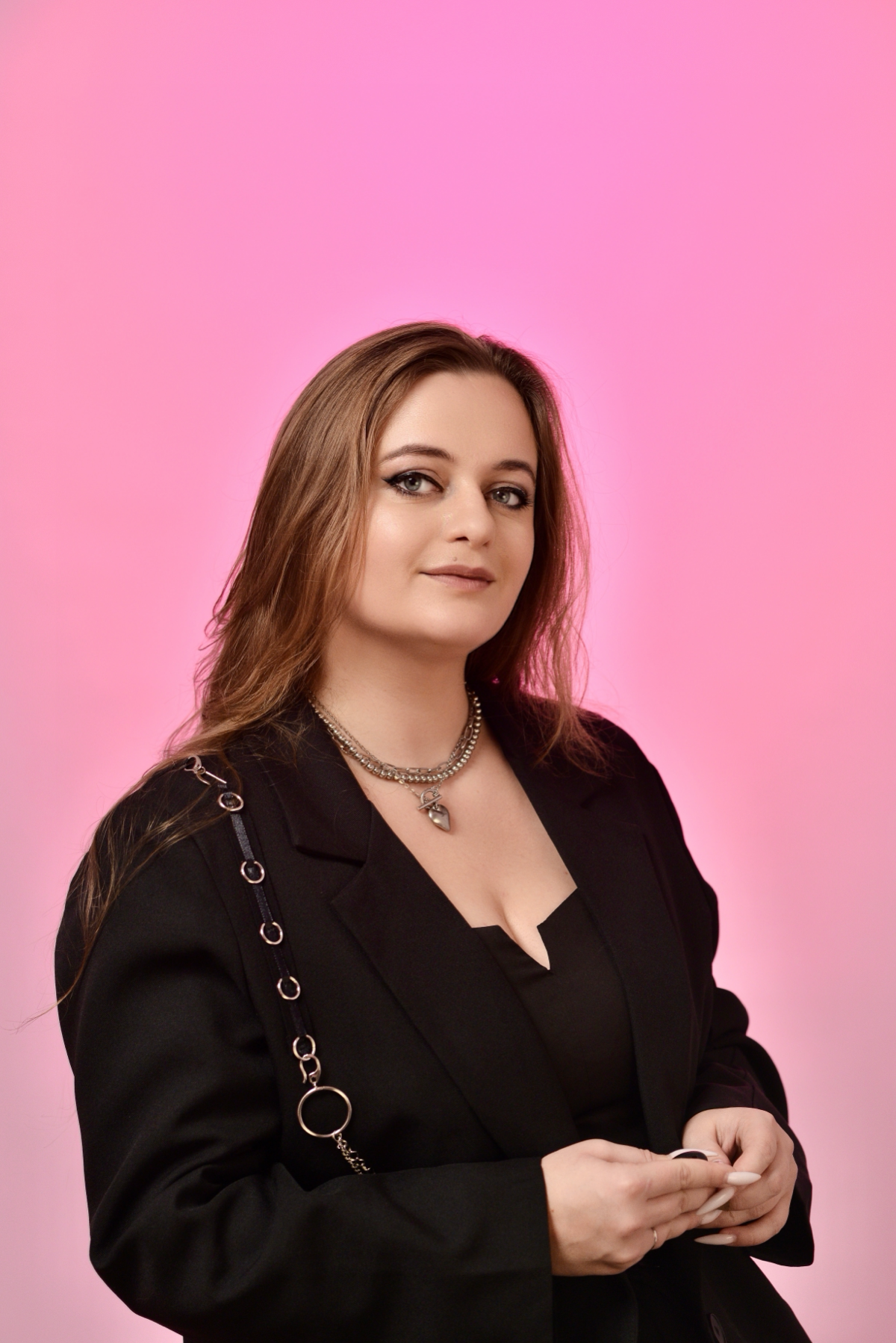 Привет, меня зовут Влада и я CEO агентства influence-маркетинга WITHOUT.
Я начала работать с блогерами еще в далеком 2016 году, когда инфлюенс-маркетинг только зарождался | Сетка — социальная сеть от hh.ru