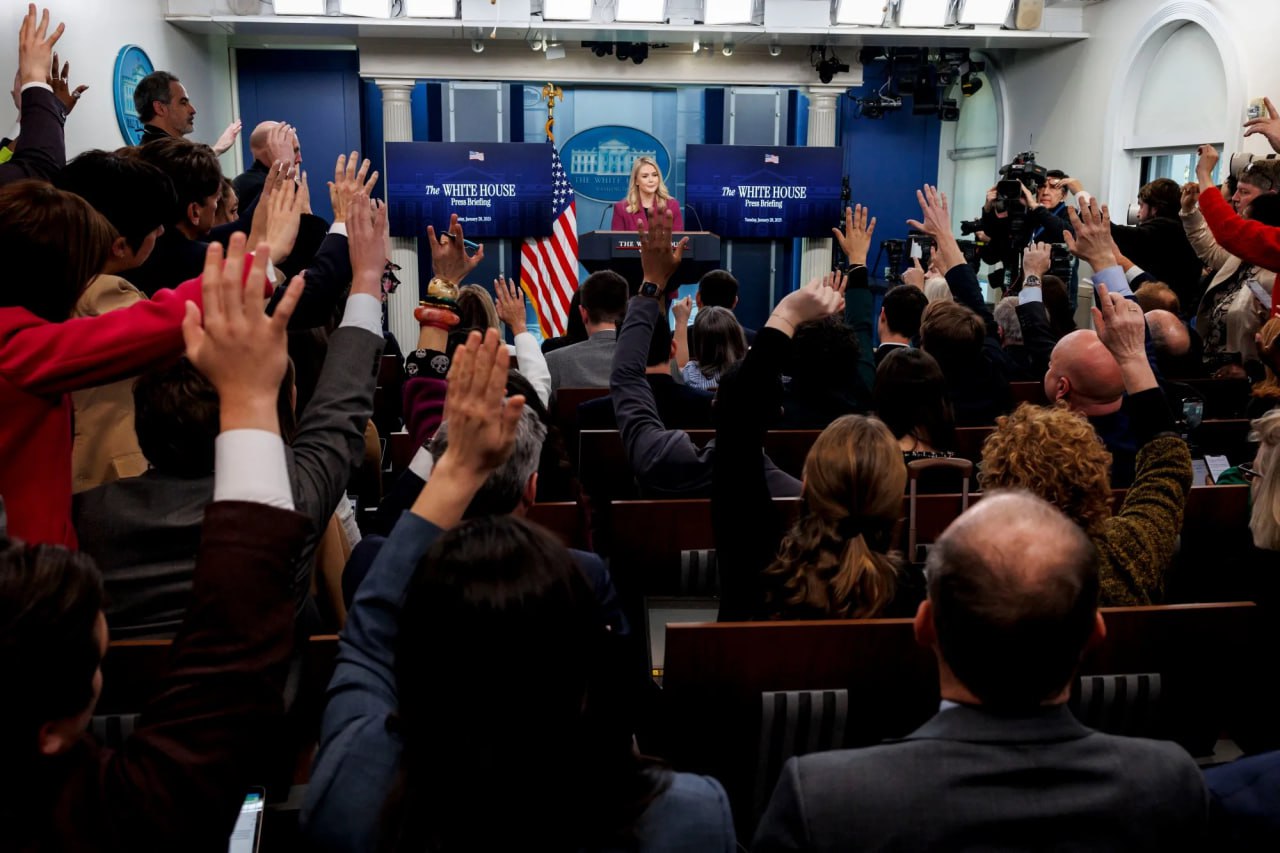 Цифра дня: 7400+
Именно столько заявок поступило в пресс-службу Белого дома за сутки после анонса новых возможностей для креаторов на пресс-конференциях. | Сетка — социальная сеть от hh.ru