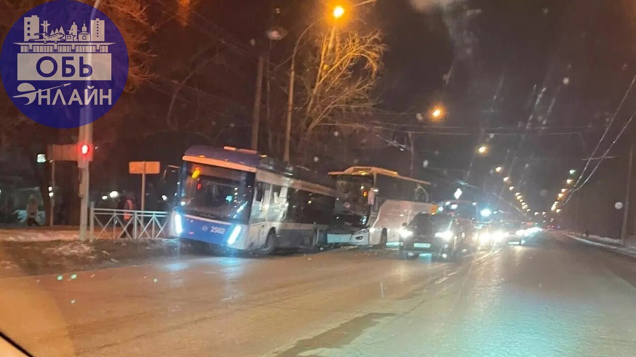 ↗ Автобус №111 врезался в троллейбус. Есть жертва.
К счастью, 23-летняя пассажирка троллейбуса отделалась несмертельными травмами. Знатоки утверждают, что это уже третий случай с 111-ым.
vk | Сетка — социальная сеть от hh.ru