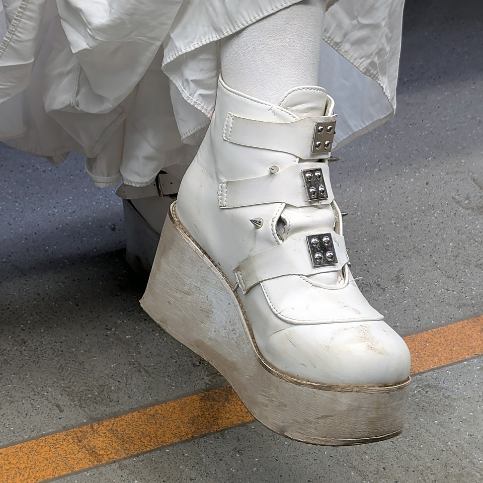 Когда хочешь быть на СВЕТЛОЙ СТОРОНЕ ✨ 
А вокруг грязь и 💩
Похожие найдены тут 👇
🪙Цена#1
🪙Цена#2
И о погоде 🌨
Сегодня в Москве пасмурно, небольшой дождь
Утром +2 🌨
Днём +2 🌨
Вечером +2 🌨
#обувь #февра... | Сетка — социальная сеть от hh.ru