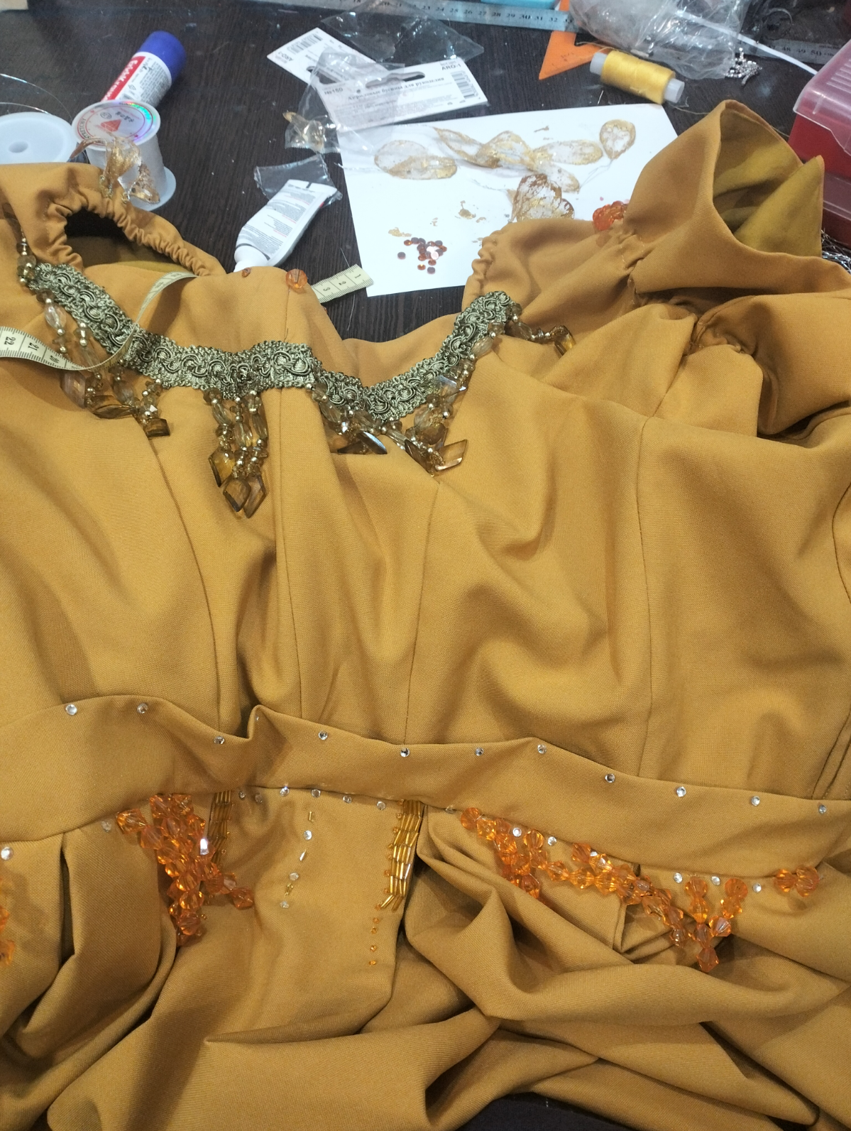 О рабочем процессе - вышивки платья, скоро будем в нем выступать🌞 вышиваю и стеклярусом, и тесьмой с бусинами, и просто бусинами | Сетка — социальная сеть от hh.ru