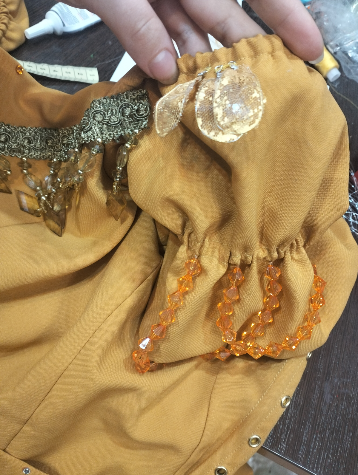 О рабочем процессе - вышивки платья, скоро будем в нем выступать🌞 вышиваю и стеклярусом, и тесьмой с бусинами, и просто бусинами | Сетка — социальная сеть от hh.ru