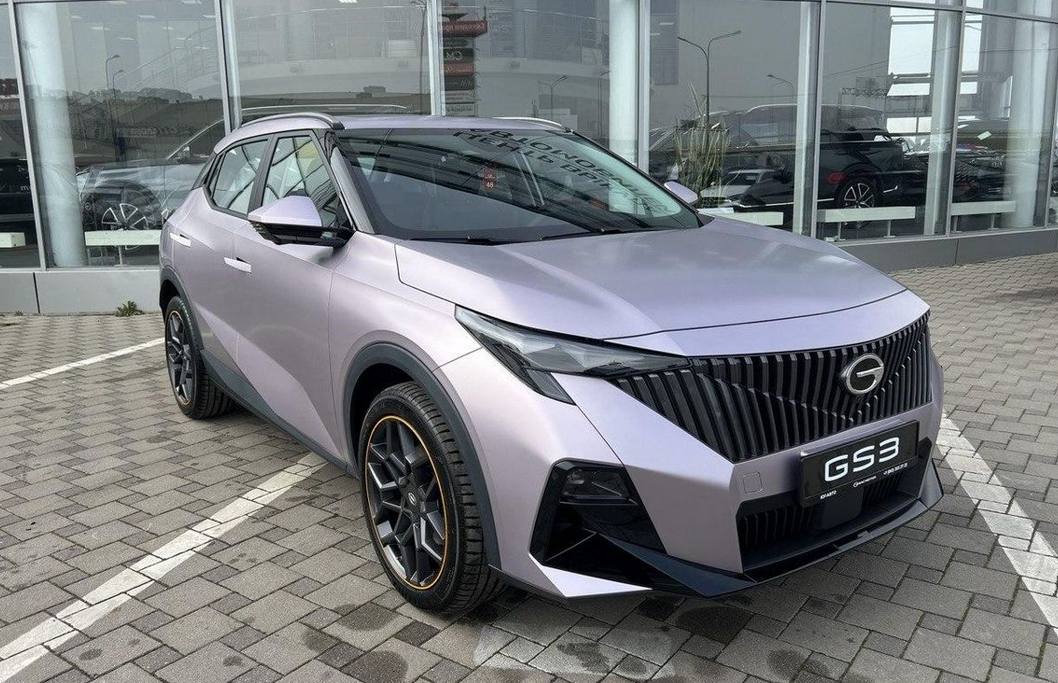 Оказывается, китайцы тоже лимитированные серии делают😀
На фото матовый GAC GS3 в лиловом цвете, в России таких всего 400 штук | Сетка — социальная сеть от hh.ru