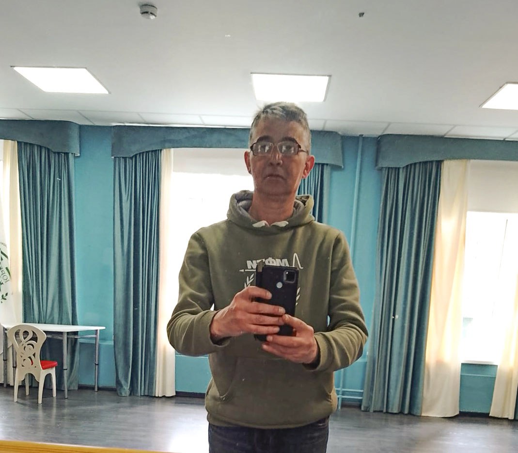 Всем привет!
Представляю две нейросети, которые удаляют фон с фотографии. Как мне кажется, они примерно одинаковы.
https://acetone.ai/
https://www.turbotext.ru/photoai/create/removebackg. | Сетка — социальная сеть от hh.ru