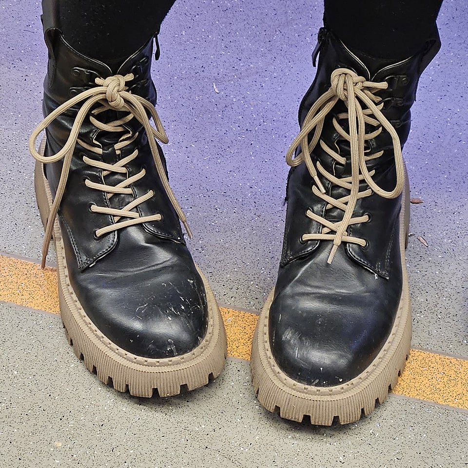 ТИПИЧНОЕ #20
Ну эти то хоть чуть-чуть отличаются от типичного по шнуркам и подошве 😁
Найдены тут
🪙Цена#1
🪙Цена#2
#обувь #февраль #2025г #ногимосковскогометро #NMMetro #метро #москва #чёрный #ботинки #... | Сетка — социальная сеть от hh.ru