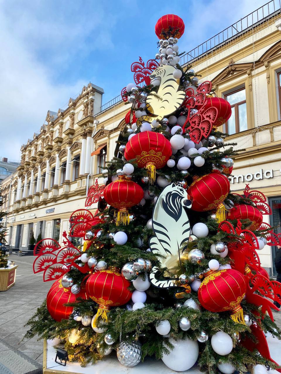 🌲Дизайнерские ёлочки перед ЦУМом сменили свой наряд к фестивалю «Китайский Новый год в Москве»
📍Площадь перед ЦУМом, ул.Кузнецкий мост 7
📲Подпишитесь на Вдвижении | Сетка — социальная сеть от hh.ru