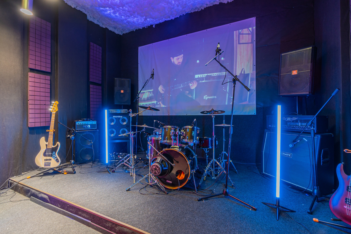 Красивая площадка для музыкальных эфиров в центре Санкт-Петербурга!
Записать:
- Лайв-выступление для портфолио | Сетка — социальная сеть от hh.ru