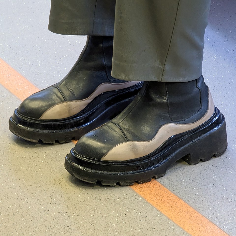 Волнистые... Как вся наша жизнь
И о погоде 🌨
Сегодня в Москве небольшой снег
Утром 0 ❄️
Днём +1 🌨
Вечером +1 ❄️
#обувь #февраль #2025г #ногимосковскогометро #NMMetro #метро #москва #чёрный #челси | Сетка — социальная сеть от hh.ru