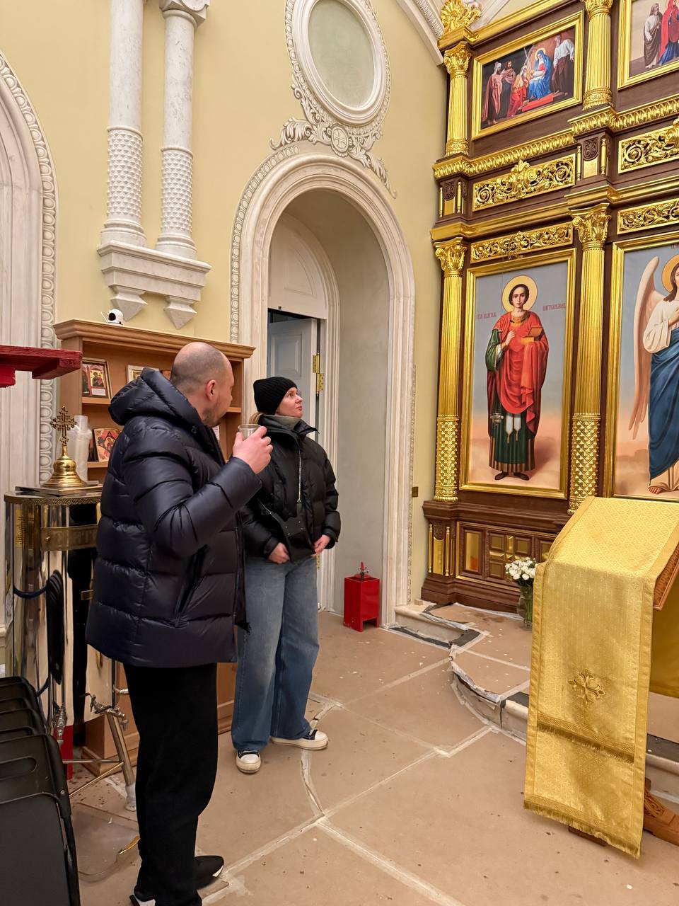 Мальчик, когда к нему приезжают в Москву друзья: ходит с ними по клубам попить коктейлей
Мужчина, когда к нему приезжают в Москву друзья: ходит с ними в церковь попить святой водички | Сетка — социальная сеть от hh.ru