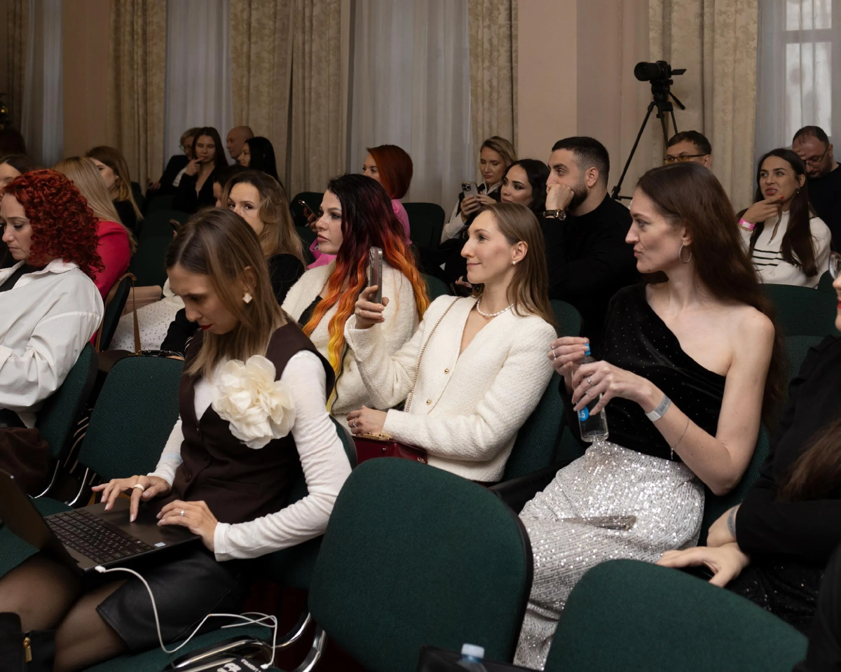 Конференция/коллаба по бизнесу в бьюти индустрии
Недавно мне выпала возможность выступить на мероприятии "Beauty in the city Коллаба", посвященном бьюти-индустрии | Сетка — социальная сеть от hh.ru