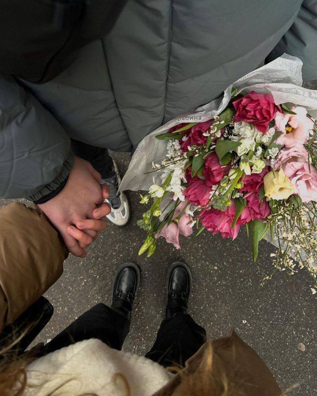 Когда последний раз вы видели “идеальный” контент? Всё выглядит так, будто над ним часами работали дизайнеры, и это… скучно.
⠀
Почему “живой” визуал работает:
Человечность | Сетка — социальная сеть от hh.ru