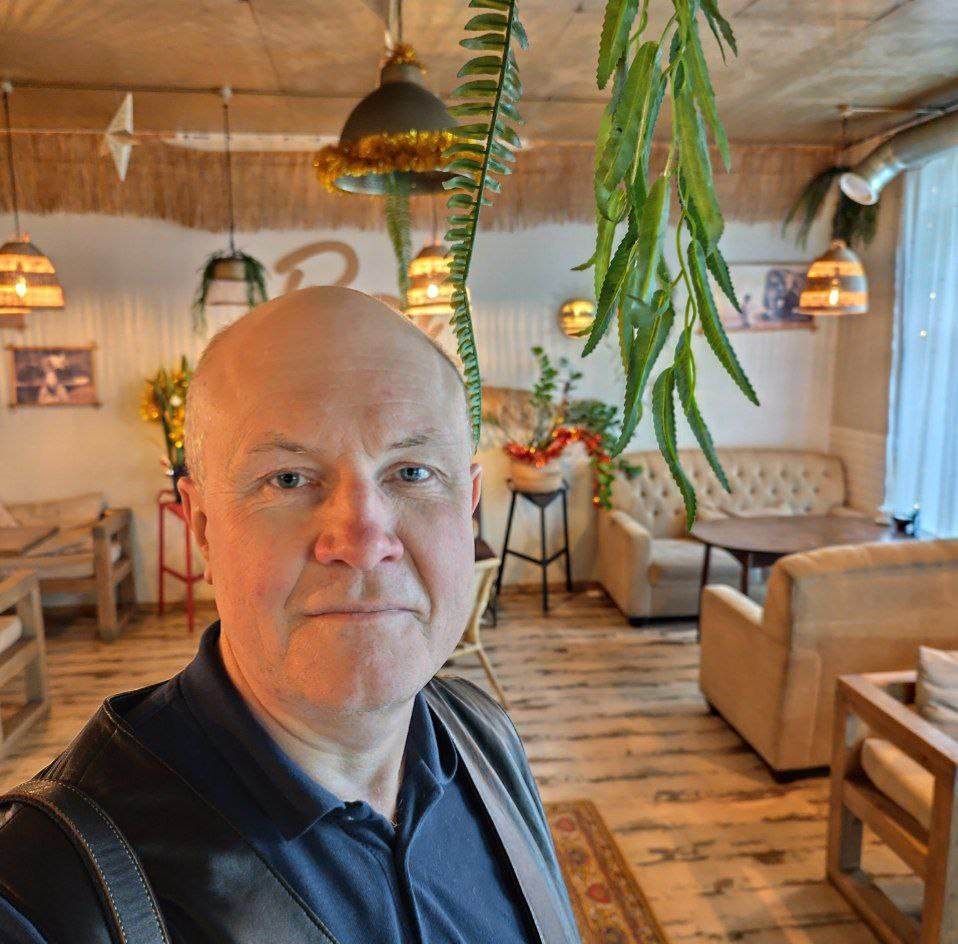 Кто лучше продает: мужчины или женщины?
Руководитель отдела продаж Михаил всегда считал, что в продажах пол не имеет значения.
Профессионализм — вот единственный критерий успеха | Сетка — социальная сеть от hh.ru