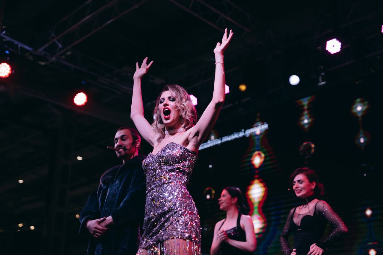 🎶Бесплатный мюзикл-шоу «Chicago&Cabare» в Депо «Три вокзала»
7 февраля в 21:30
«Чикаго Кабаре» – это яркая, динамичная, костюмированная и театрализованная программа с элементами иммерсивного шоу | Сетка — социальная сеть от hh.ru
