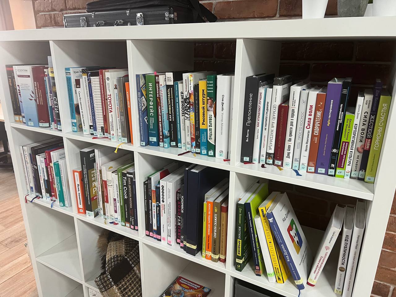 Офисные плюшки
Подписан на многие ТГ каналы владельцев или управляющих агентств и на днях увидел вакансию, где единственной плюшкой для сотрудников был турник | Сетка — социальная сеть от hh.ru