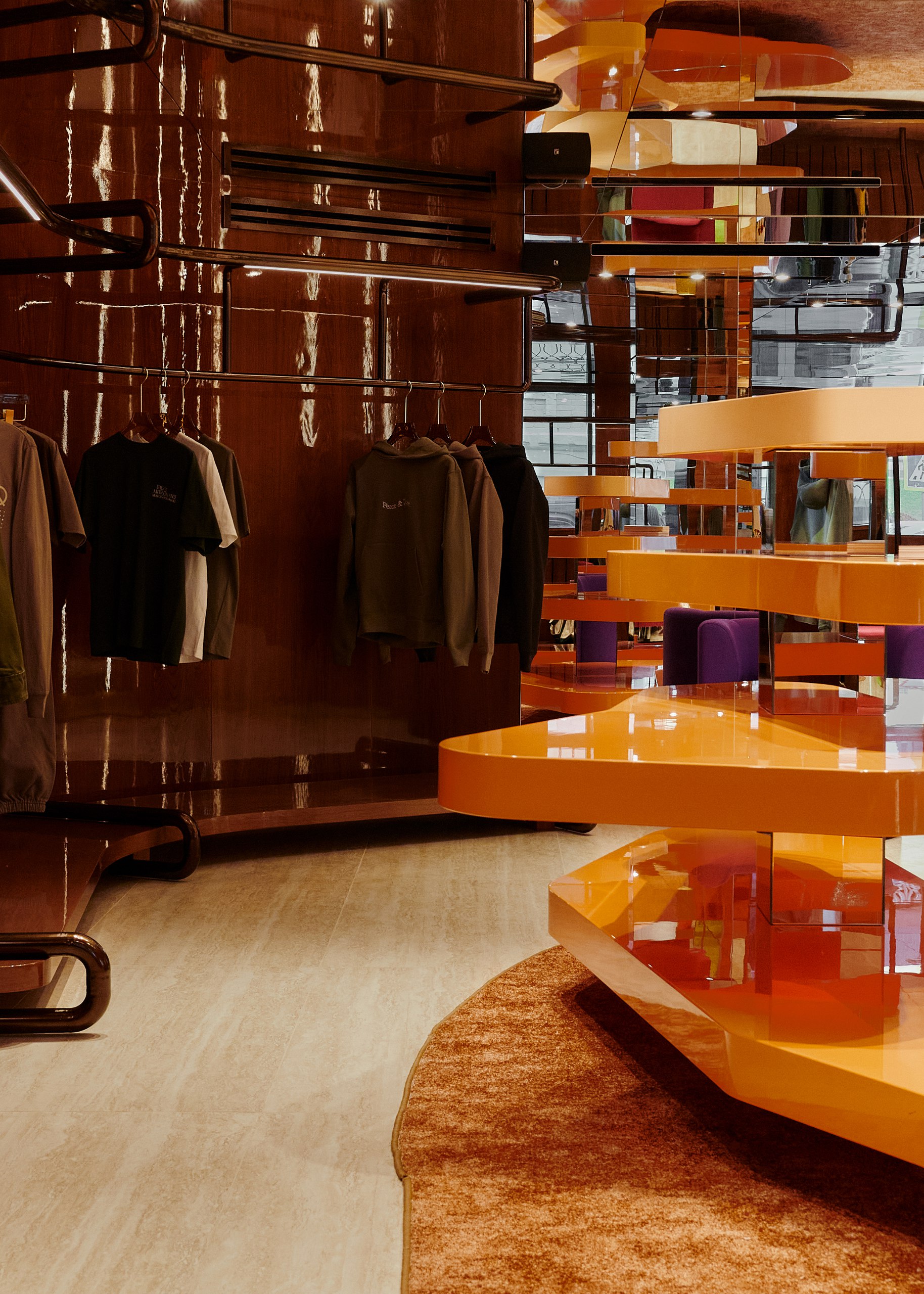 В самом центре Казани открылось концептуальное мультибрендовое пространство Round Around от Studio Slow и Fine Group. Архитекторы из Rymar | Сетка — социальная сеть от hh.ru