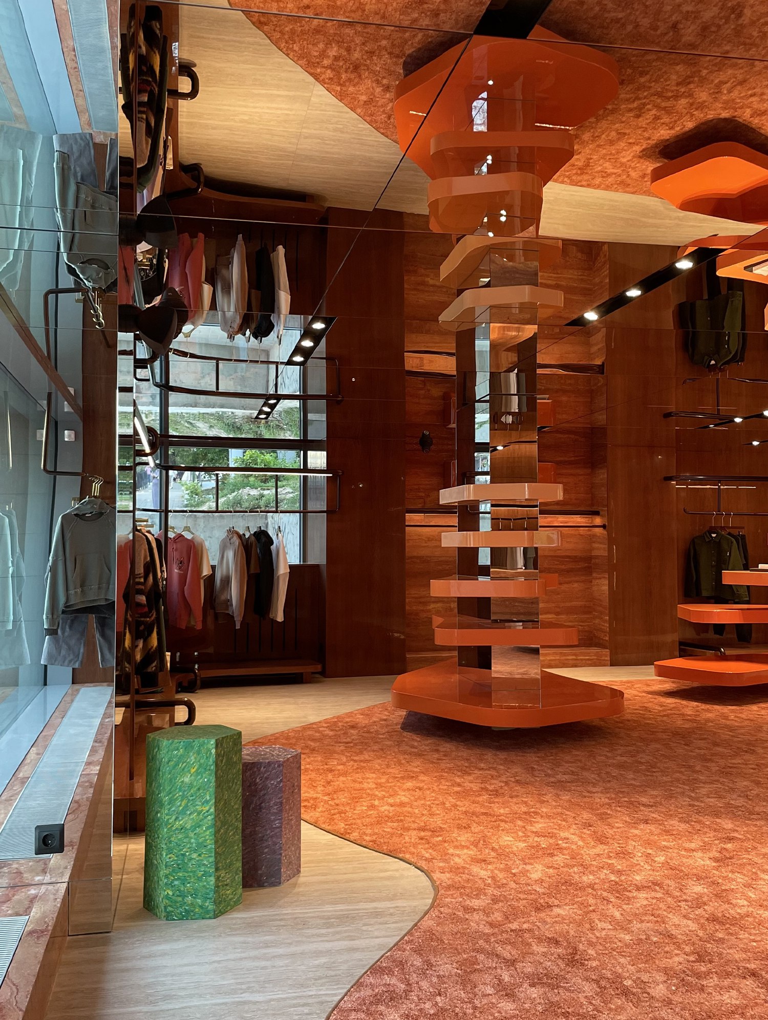 В самом центре Казани открылось концептуальное мультибрендовое пространство Round Around от Studio Slow и Fine Group. Архитекторы из Rymar | Сетка — социальная сеть от hh.ru