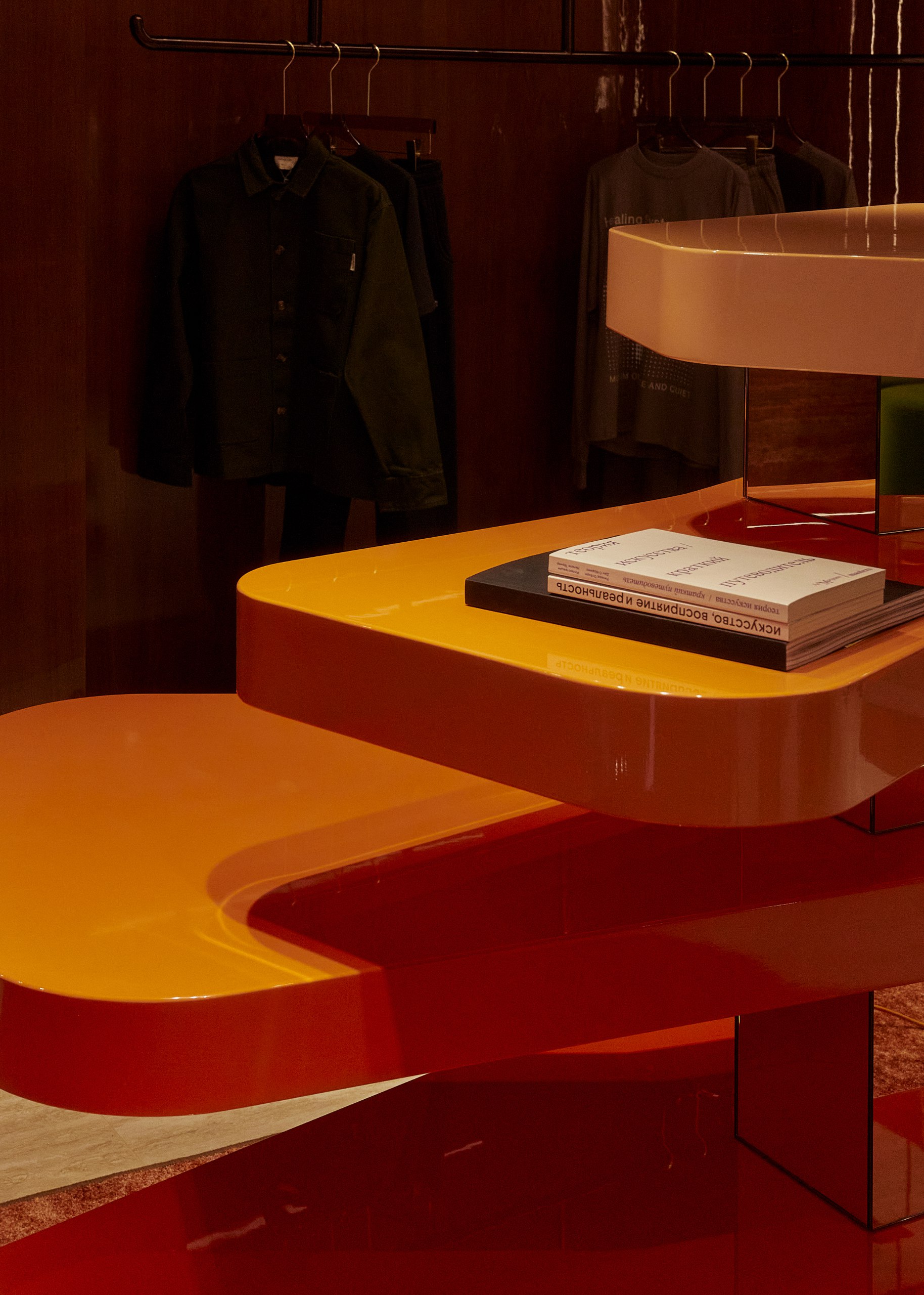 В самом центре Казани открылось концептуальное мультибрендовое пространство Round Around от Studio Slow и Fine Group. Архитекторы из Rymar | Сетка — социальная сеть от hh.ru