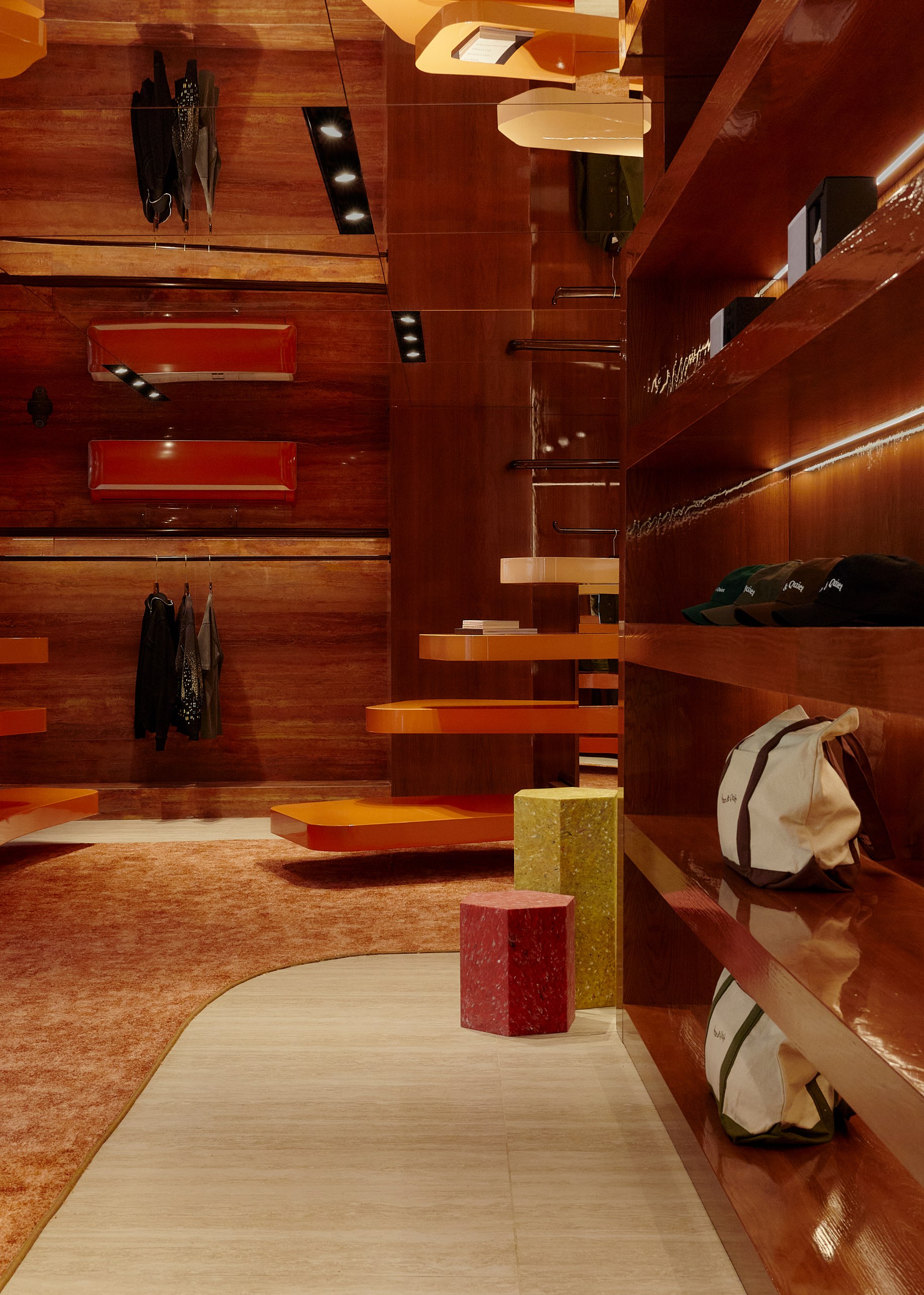 В самом центре Казани открылось концептуальное мультибрендовое пространство Round Around от Studio Slow и Fine Group. Архитекторы из Rymar | Сетка — социальная сеть от hh.ru