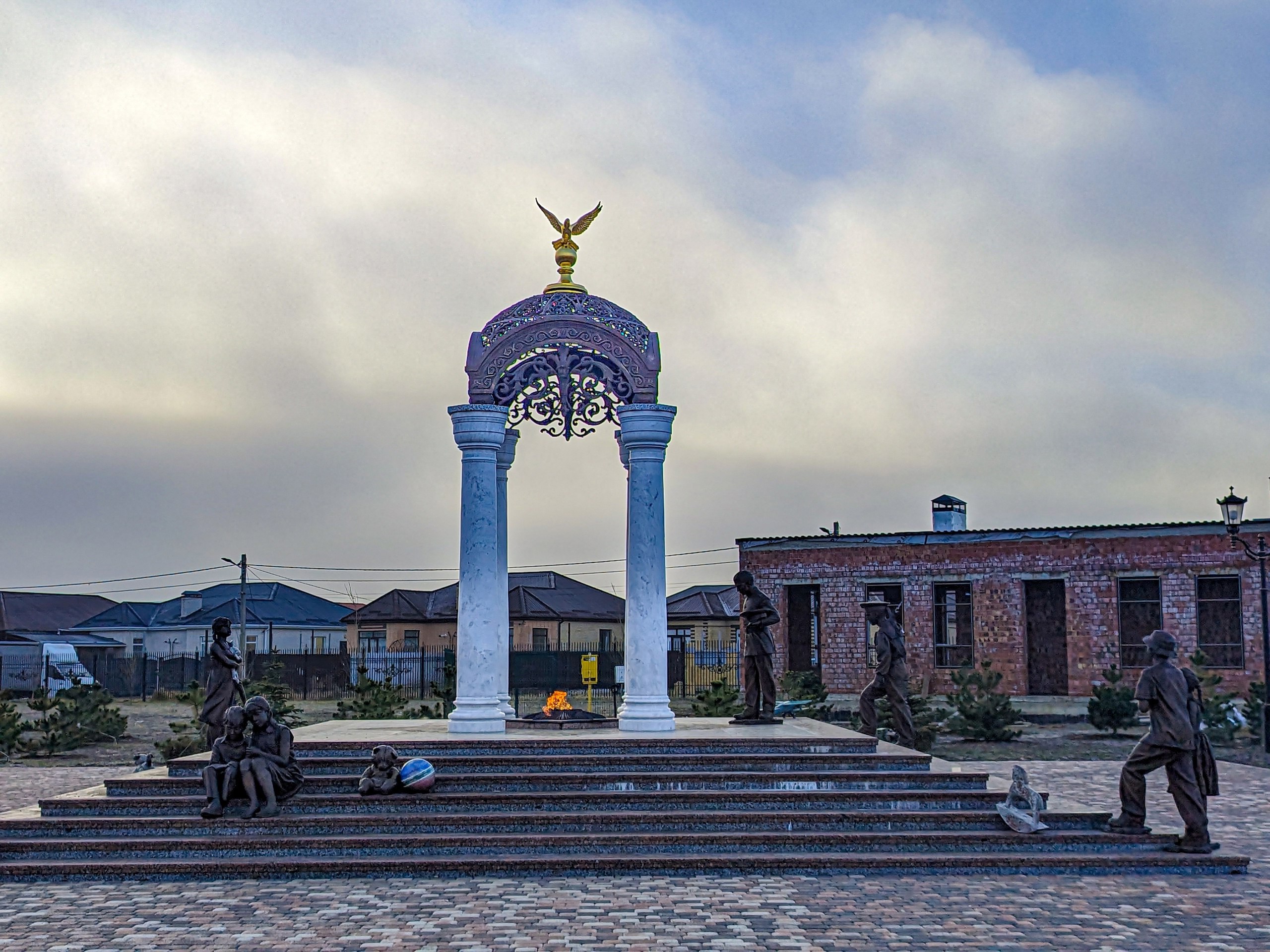 Михайловск. Адмиральский парк. Памятник "Огонь памяти"
📷 artphoto26rus
@stavropolyevibe | Сетка — социальная сеть от hh.ru