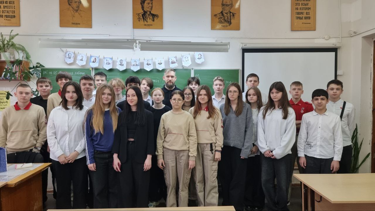 Сегодня выступил на профориентационном уроке в одной из школ города.
Давно не был в школах, с интересом ходил по рекреациям и смотрел чудесные рисунки на стенах | Сетка — социальная сеть от hh.ru