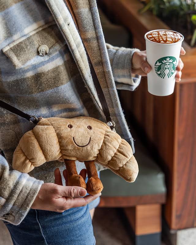 Милота, мексиканский Starbucks выпустил сумку-круассан и подвеску — мини-бариста мишку с круассаном в кармане.
Stars Coffee, а вы так можете? 😏
🍕 ЗЛП | Сетка — социальная сеть от hh.ru