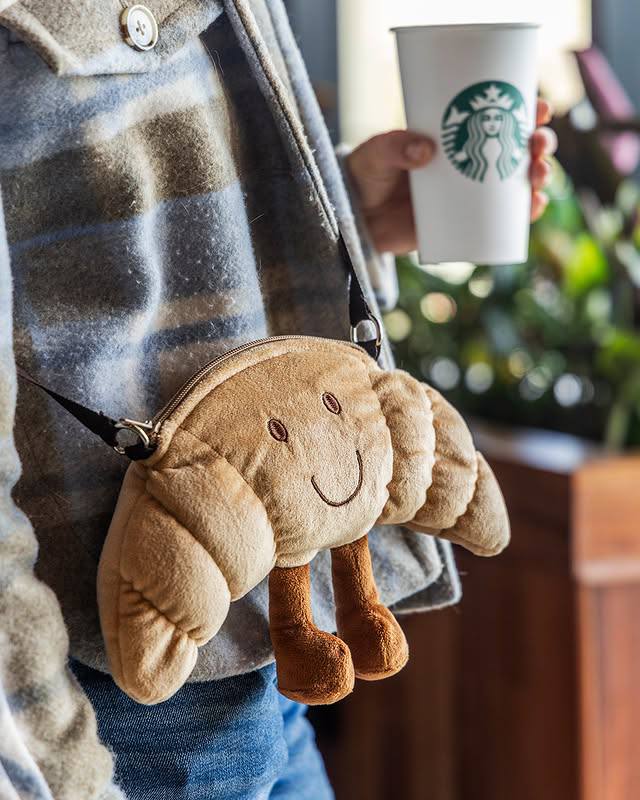 Милота, мексиканский Starbucks выпустил сумку-круассан и подвеску — мини-бариста мишку с круассаном в кармане.
Stars Coffee, а вы так можете? 😏
🍕 ЗЛП | Сетка — социальная сеть от hh.ru
