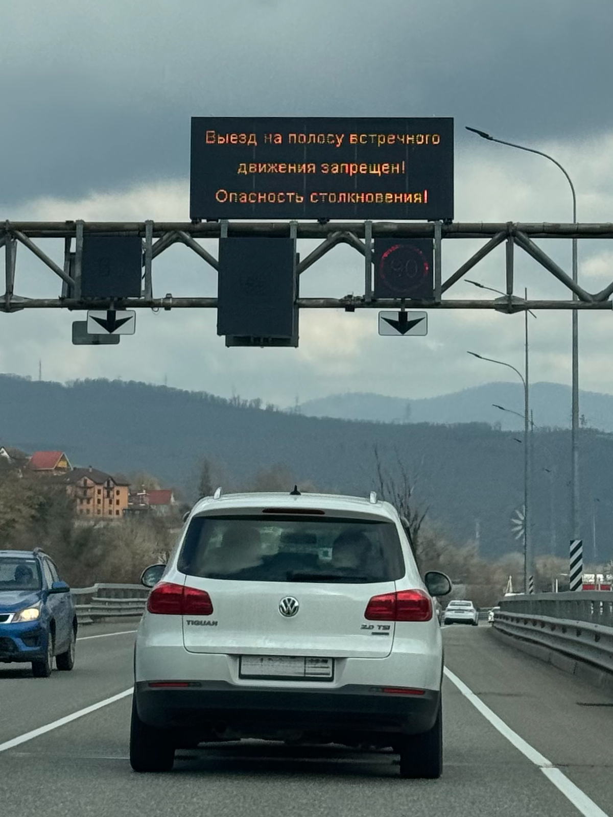тексты на дорогах
во время поездок по трассе я привыкла к тому, что на знаках и электронных табло почти всегда указаны однотипные тексты о соблюдении ПДД | Сетка — социальная сеть от hh.ru