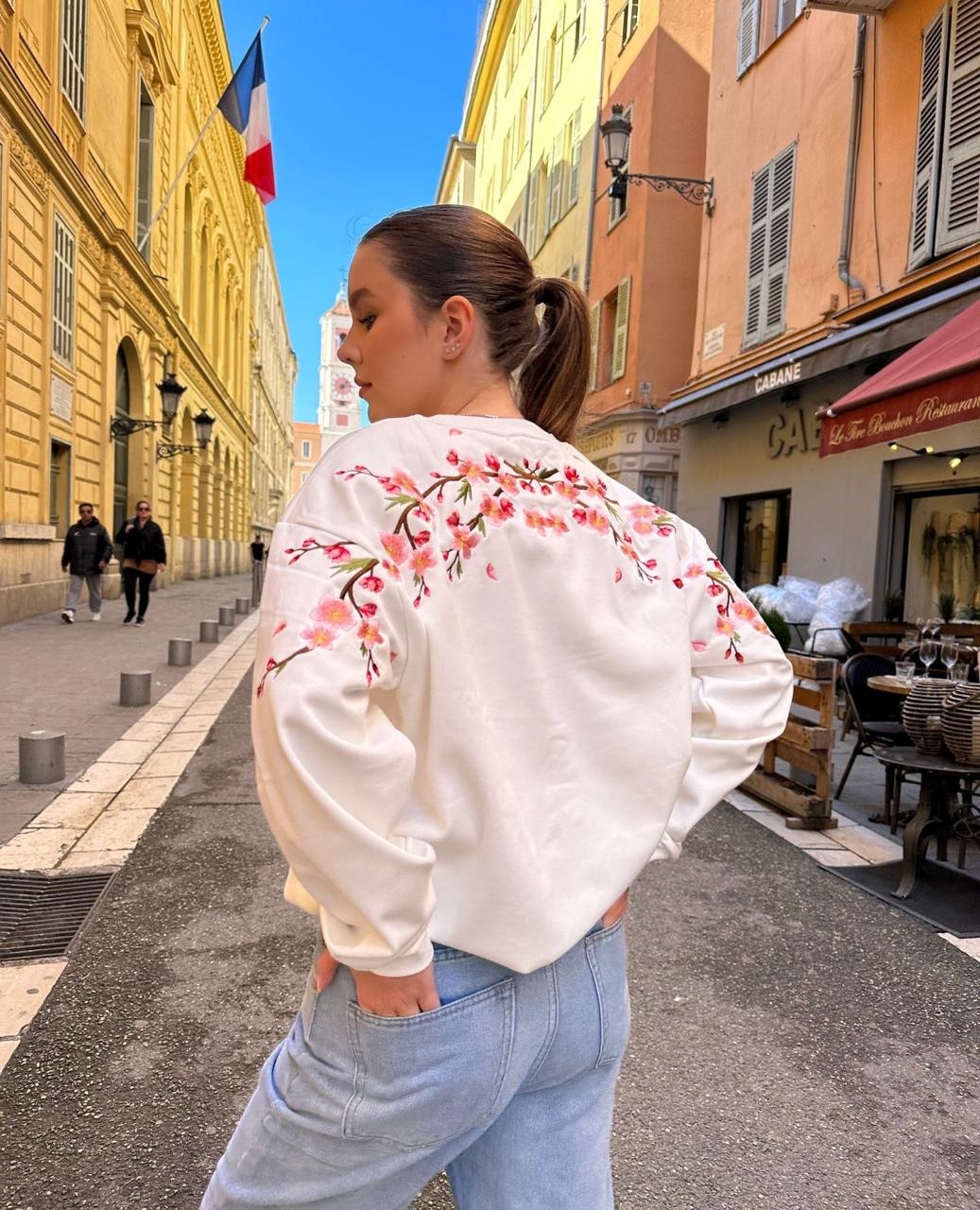 Как сэкономить семь тыщь?
Присмотреться к деталям.
Так было со значками Космомерча. Теперь — со шмотом Кидориман.
Пару лет присматриваюсь к худи с сакурой, которая красиво расцетает на спине | Сетка — социальная сеть от hh.ru