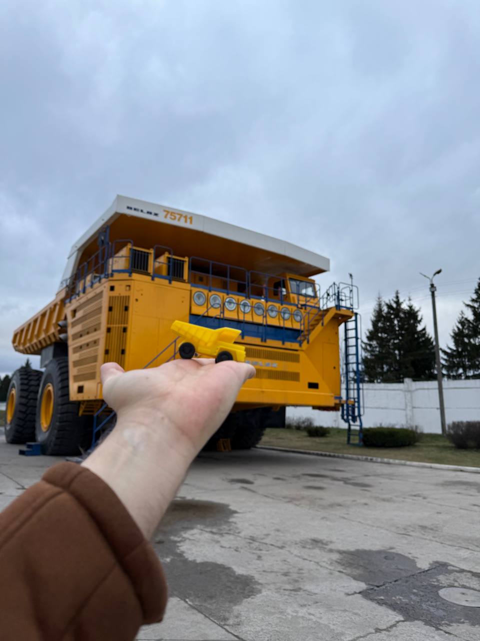 Катался на выходных на Белазе, прям как в детстве)
Я сам из Жодино (это город, где производят Белазы), но последний раз был на предприятии в свои 8-10 лет | Сетка — социальная сеть от hh.ru