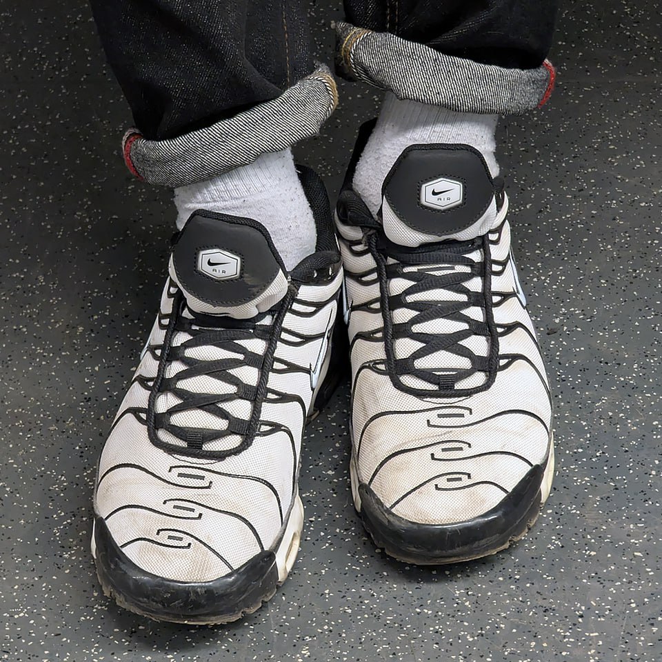 Эти кроссы знают, что такое полосатая жизнь 🦓
И это — Nike Air Max TN Plus, также известные как Tuned Air, впервые появились в 1998 году и сразу стали культовыми | Сетка — социальная сеть от hh.ru