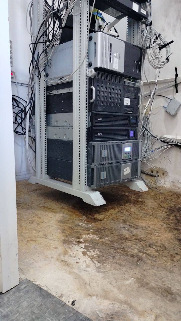 Если у вас в серверной такой «облачный сервер», обращайтесь к нам. 
Наводим порядки в серверных. Дорого. | Сетка — социальная сеть от hh.ru