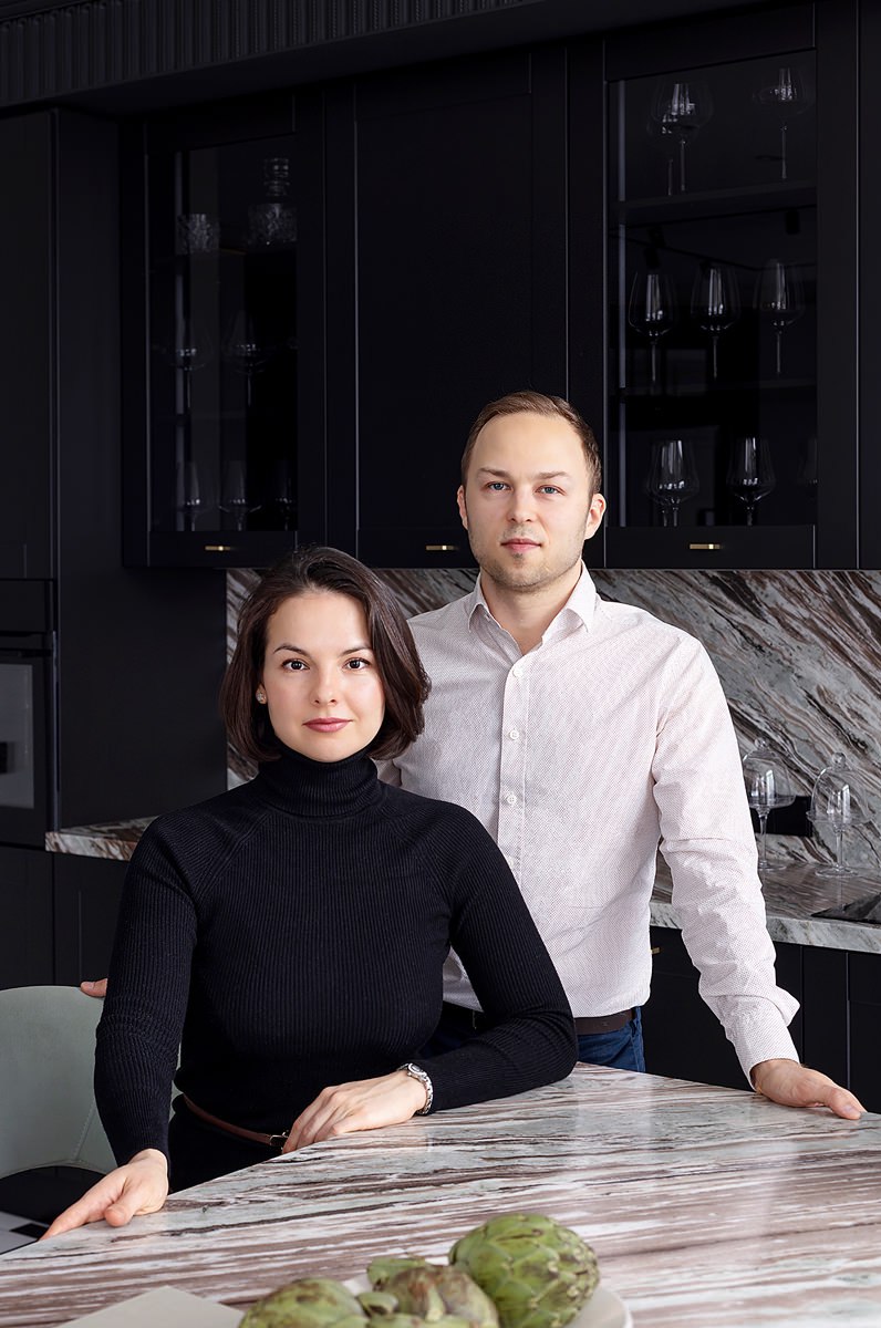 Студии Wide Design досталась питерская квартира с непростой планировкой — стены, сходящиеся под острыми углами, изогнутый коридор, обилие несущих перегородок, два балкона и лоджия | Сетка — социальная сеть от hh.ru