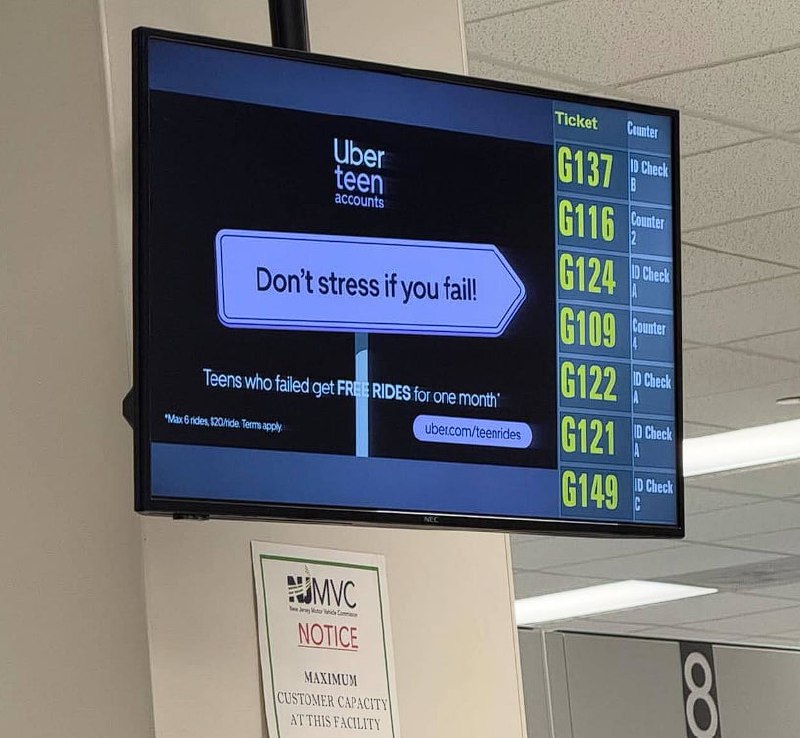 лол, uber впихивает рекламу прямо на экзамене по вождению — на экране, где объявляют следующего кандидата | Сетка — социальная сеть от hh.ru