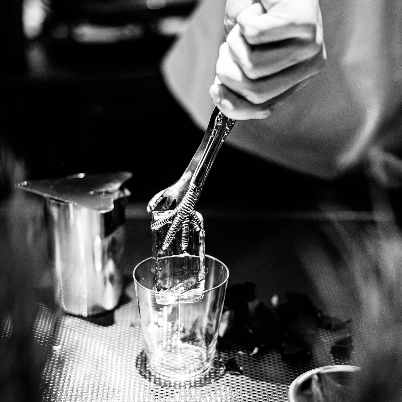 INTERNATIONAL BARTENDER'S DAY🍸
Поздравляем всех, кто умеет превращать смешивание ингредиентов в искусство!
Желаем новых идей, идеального баланса во вкусе и гостей, которые ценят вашу магию | Сетка — социальная сеть от hh.ru