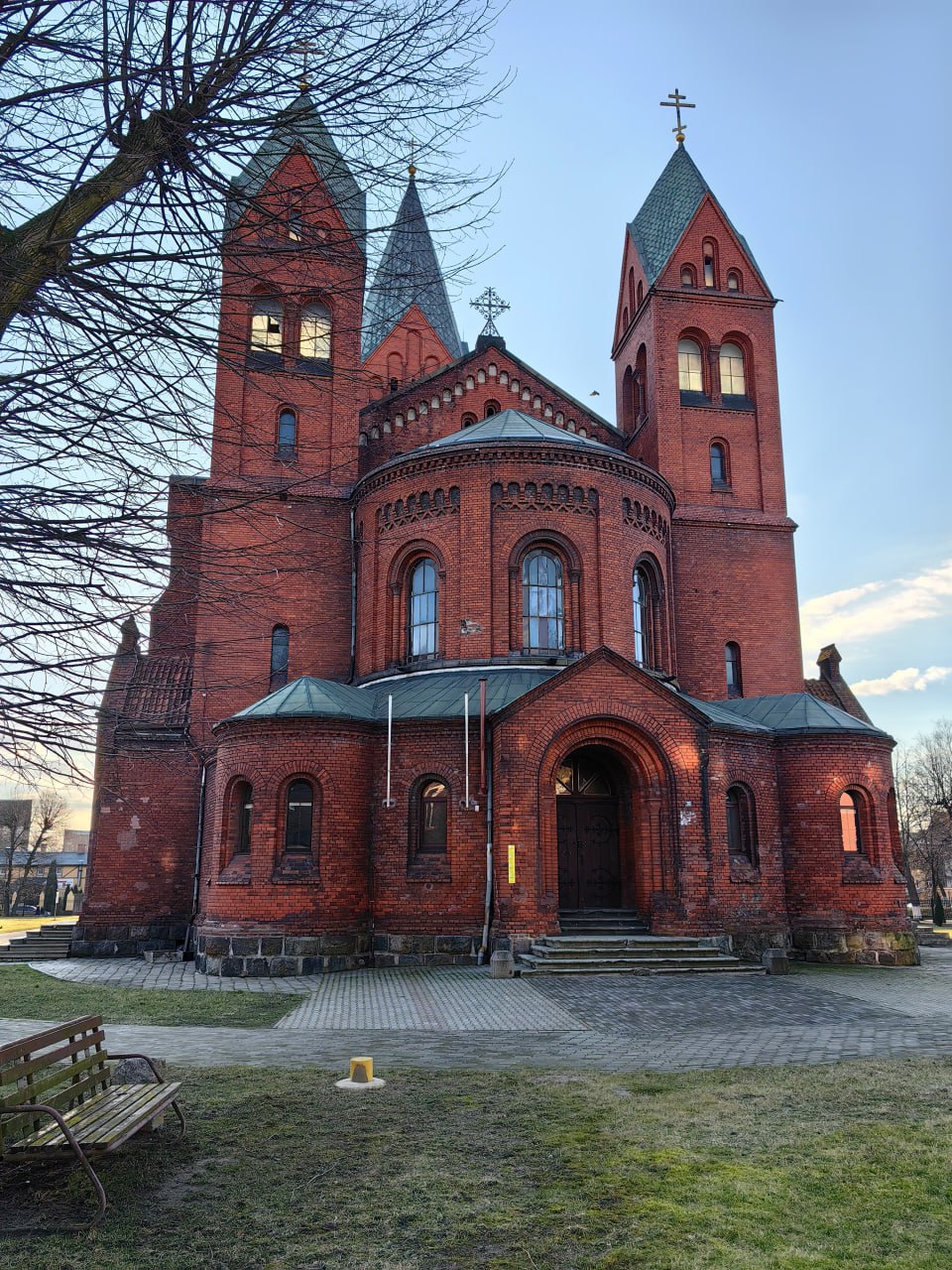 Рубрика фотоблог📸
Нестандартное знакомство с Калининградской областью:
1️⃣Церковь Михаила Архангела — православный храм в городе Черняховске (протестантская реформаторская кирха Инстербурга с 1890 год... | Сетка — социальная сеть от hh.ru