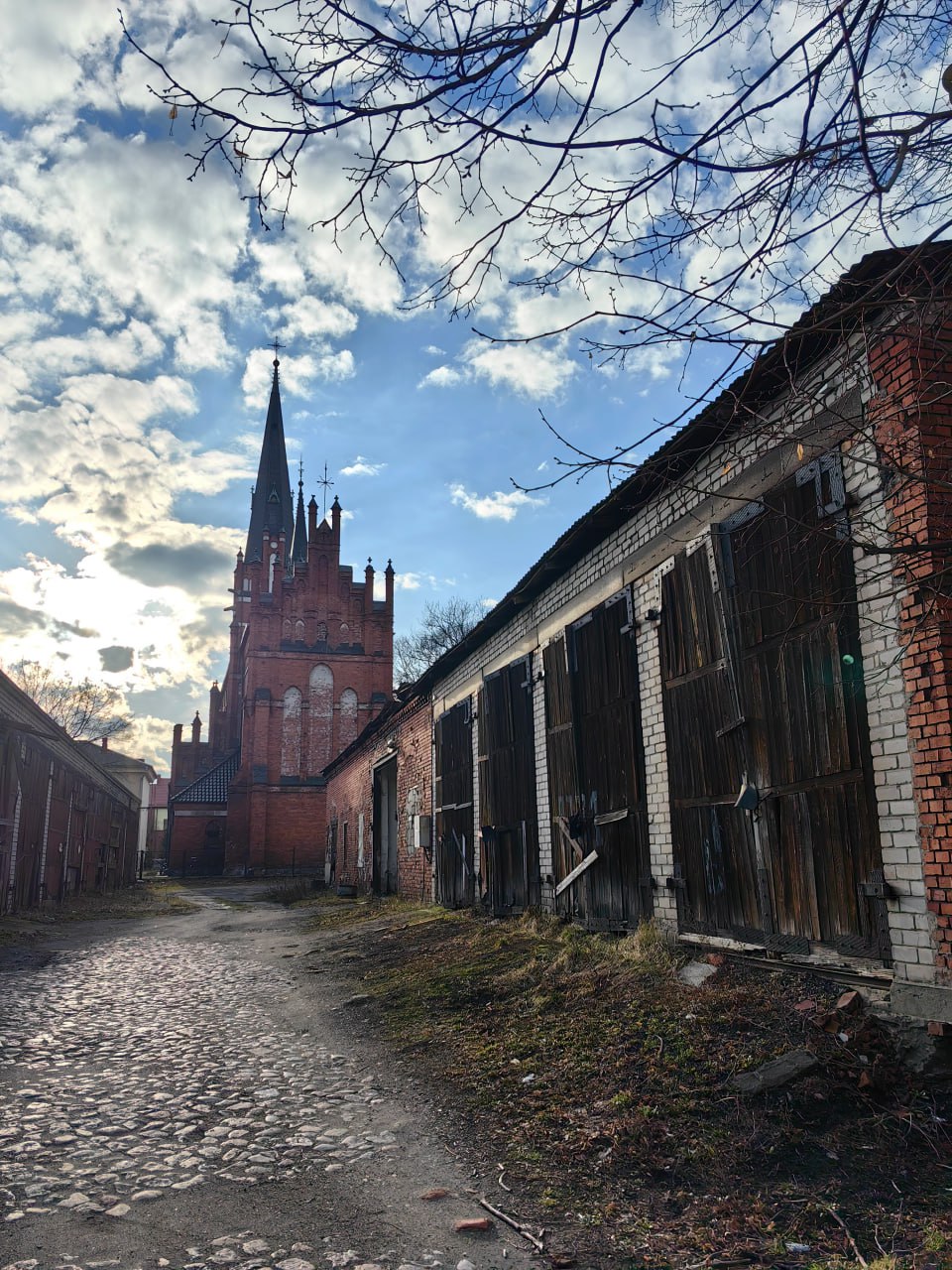 Рубрика фотоблог📸
Нестандартное знакомство с Калининградской областью:
1️⃣Церковь Михаила Архангела — православный храм в городе Черняховске (протестантская реформаторская кирха Инстербурга с 1890 год... | Сетка — социальная сеть от hh.ru