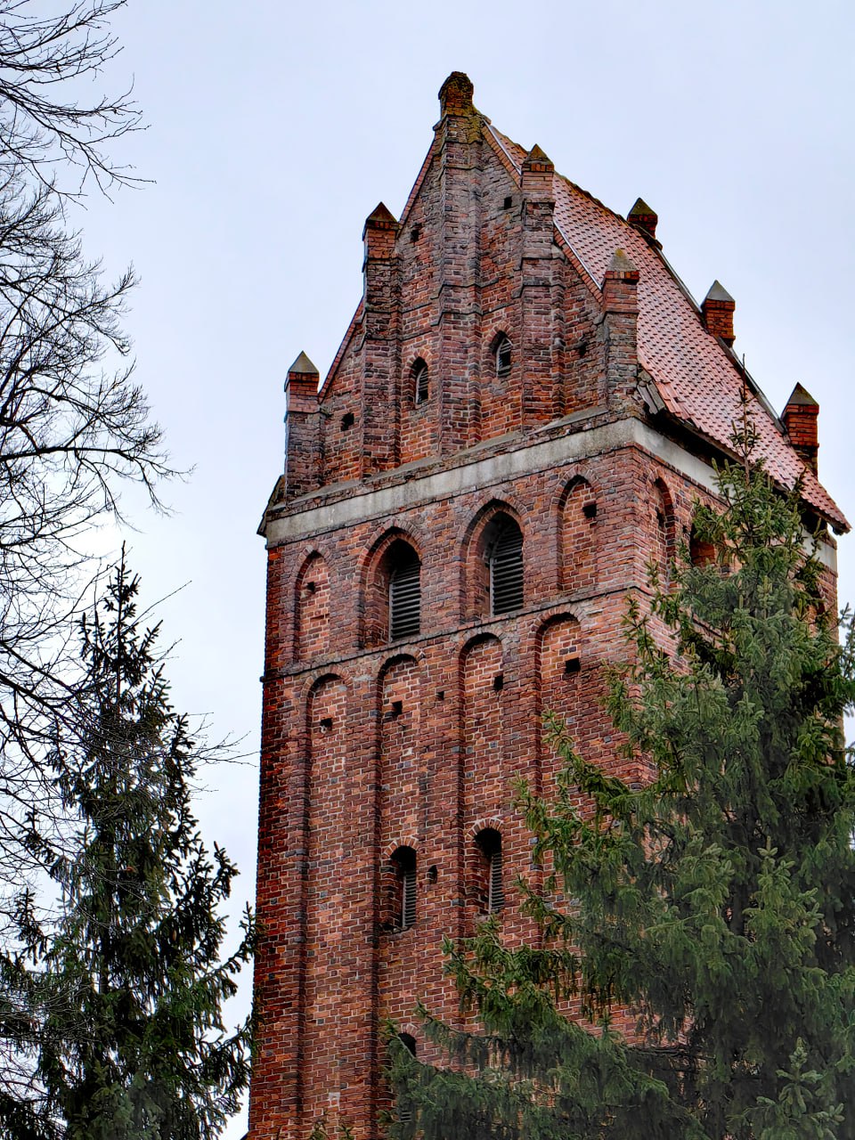 Рубрика фотоблог📸
Нестандартное знакомство с Калининградской областью:
1️⃣Церковь Михаила Архангела — православный храм в городе Черняховске (протестантская реформаторская кирха Инстербурга с 1890 год... | Сетка — социальная сеть от hh.ru