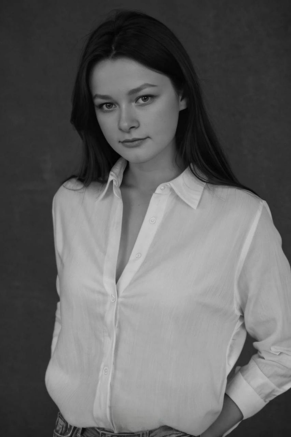 Нейрофотосессия – фото без фотографа
Как это работает и чем полезно бизнесу и b2b, читайте ниже.
#личныйопыт
📸 Скинул другу фотки Кати:
– Смотри, она заказала фотосессию.
– Норм, а что не так?
Занавес | Сетка — социальная сеть от hh.ru