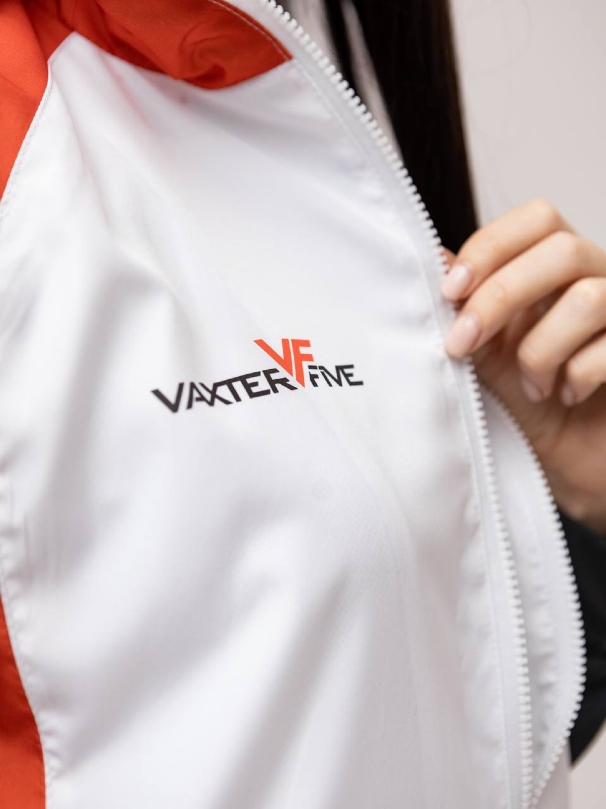 💨 Ветер перемен? Не проблема! ❤️
Vaxter Five представляет стильные ветровки, в которых вам будет комфортно в любую погоду!  
Vaxter Five - это:  
✅ Стиль и красота;
✅ Удобство и комфорт;
✅ Надежность ... | Сетка — социальная сеть от hh.ru