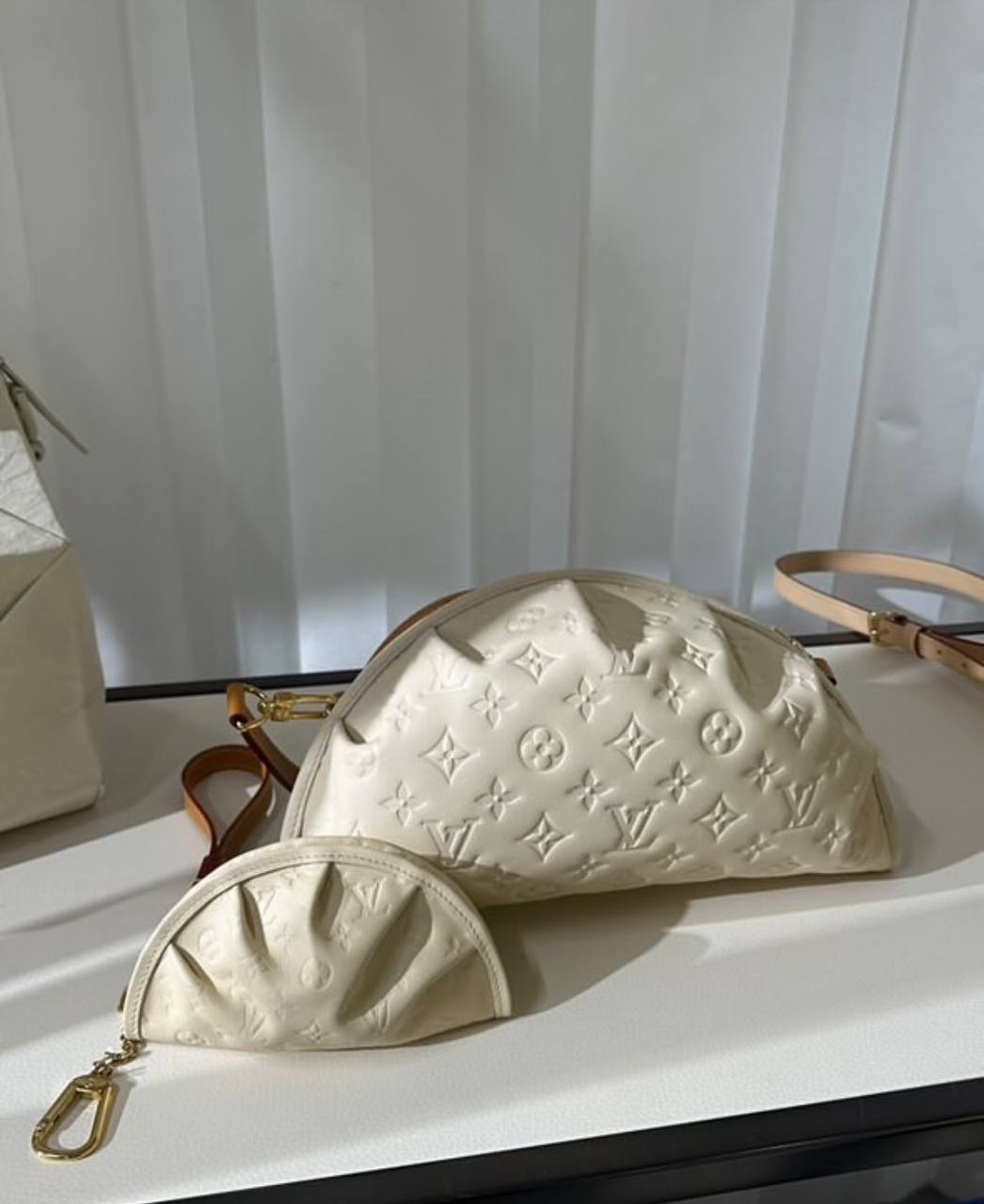 Прикол, Louis Vuitton показал сумки в форме… ПЕЛЬМЕНЕЙ. Это демо новой коллекции от Фаррела Уильямса, который на данный момент главный по LV, и дизайнера Nigo | Сетка — социальная сеть от hh.ru