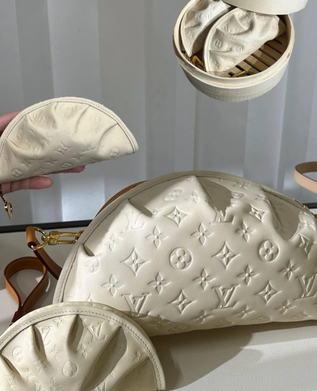 Прикол, Louis Vuitton показал сумки в форме… ПЕЛЬМЕНЕЙ. Это демо новой коллекции от Фаррела Уильямса, который на данный момент главный по LV, и дизайнера Nigo | Сетка — социальная сеть от hh.ru