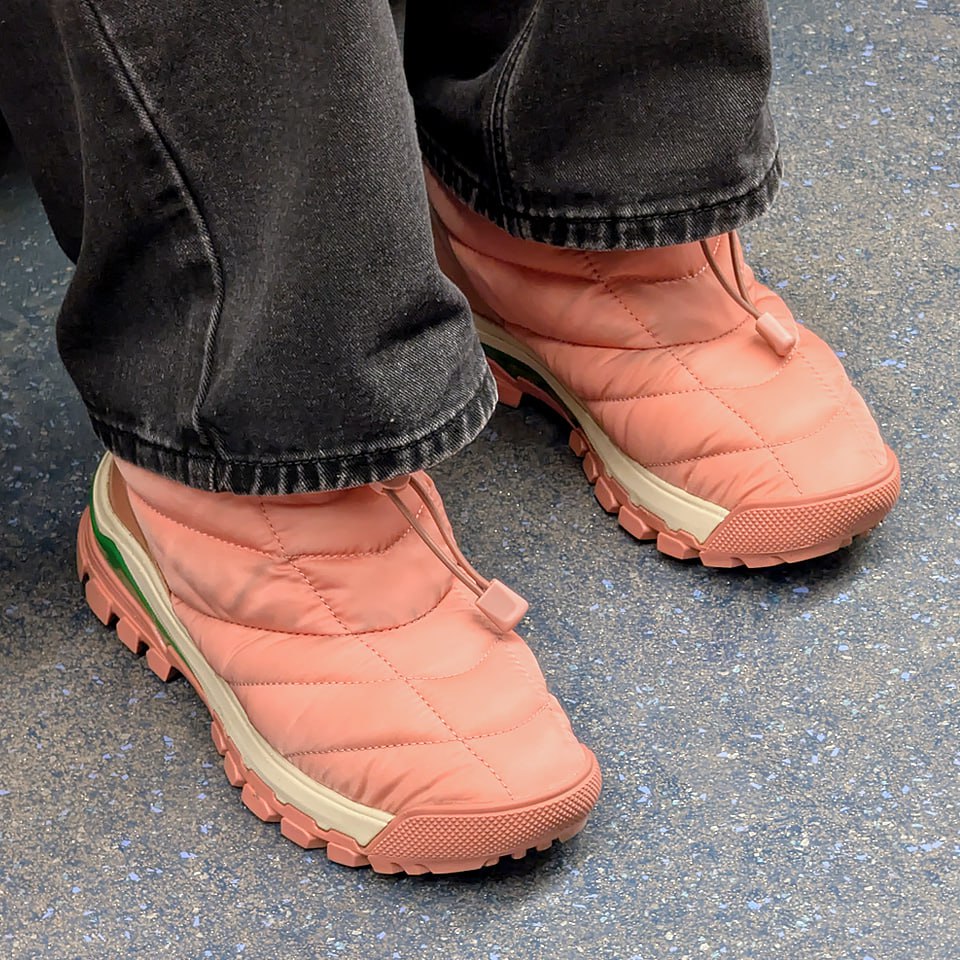 Кроссовки или пуховик? Да зачем выбирать! 🤷‍♂️
А если без шуток, узнали бренд? Этж VANS
И вот ссылки на пуховички
🪙Цена#1
🪙Цена#2
🪙Цена#3
🪙Цена#4
**
И о погоде 🌨
Сегодня в Москве ясно
Утром -2 ☀️
Днём... | Сетка — социальная сеть от hh.ru