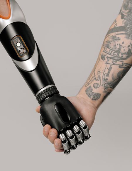 Всех с днем робототехники 🦾
На картинке- бионические протезы от Моторики; вообще, на мой скромный взгляд, российские бионическте протезы по дизайну просто замечательные, в них много деталей, при этом ... | Сетка — социальная сеть от hh.ru